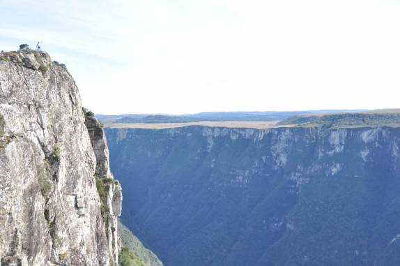 Observando (no alto, à esquerda) a grandeza do canyon Fortaleza, em Cambará do Sul - RS